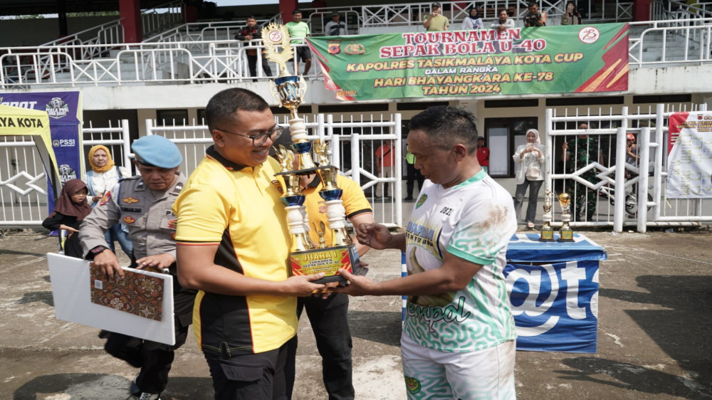 Kodim FC Juara Sepakbola U-40 Piala Kapolres Tasikmalaya Kota saat Hari Bhayangkara ke-78