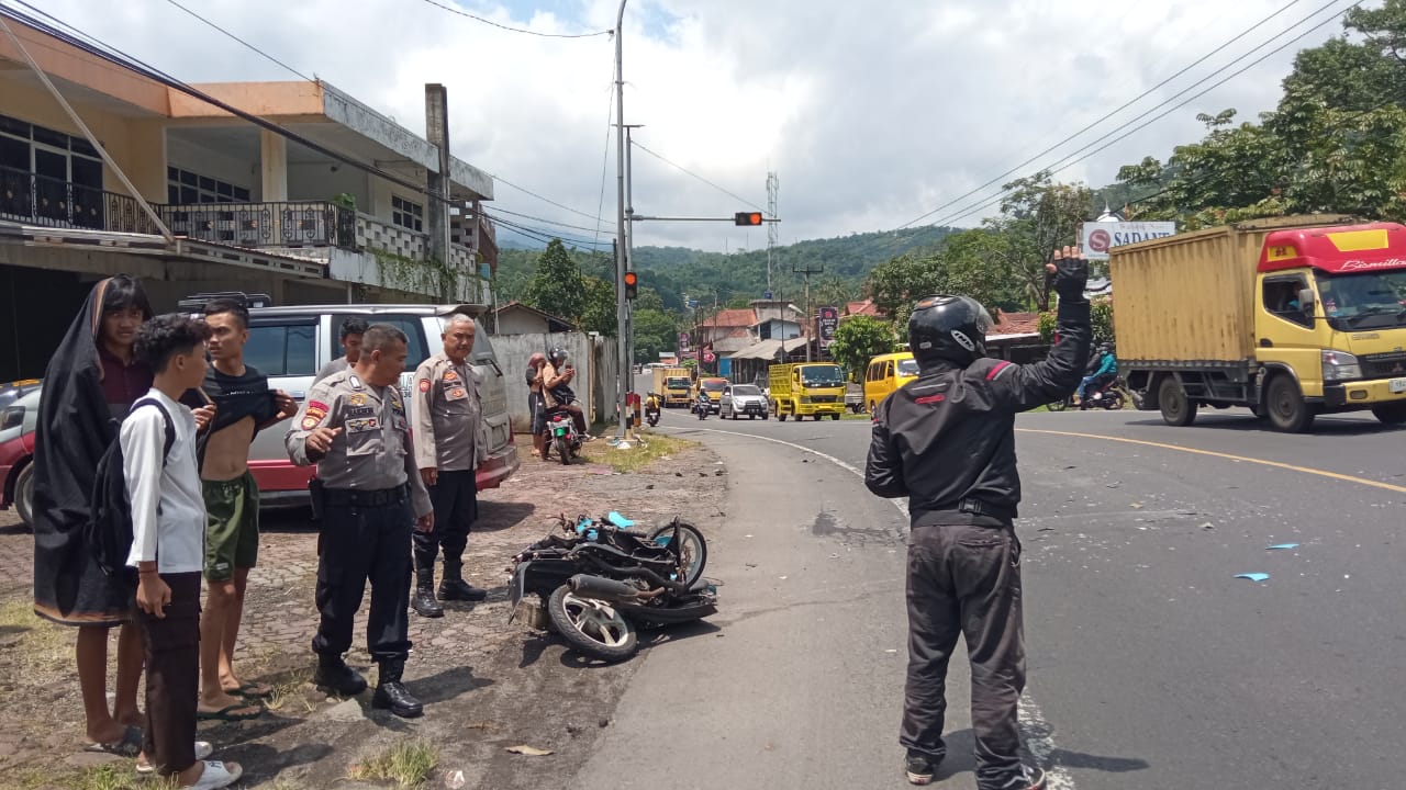 Mobil Tabrak Motor di Kadipaten Tasikmalaya, Seorang Pelajar Mengalami ...