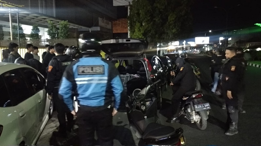 Polisi Bubarkan Kumpulan Pemuda Pesta Miras di Pinggir Jalan HZ Mustofa