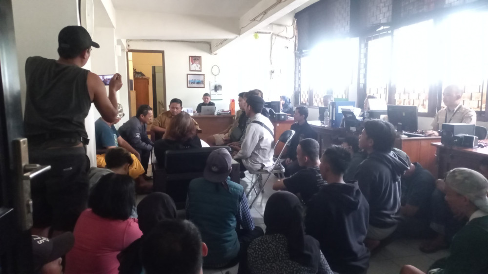Pedagang Kaki Lima Geruduk Kantor UPTD Dadaha Kota Tasikmalaya Pertanyakan Keabsahan Berjualan 