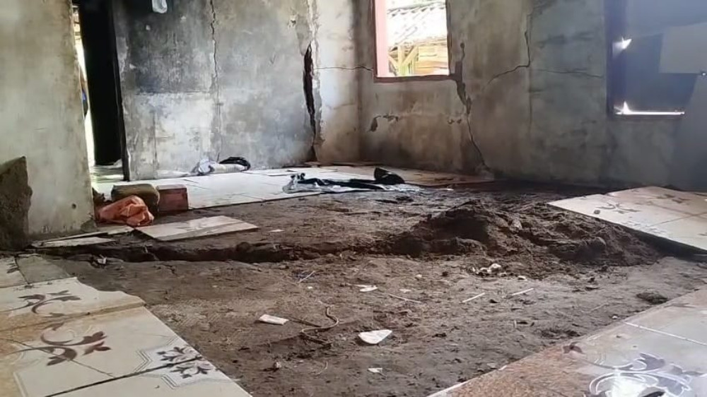 Belasan Rumah dan Mushola di Tasikmalaya Rusak Akibat Retakan Tanah