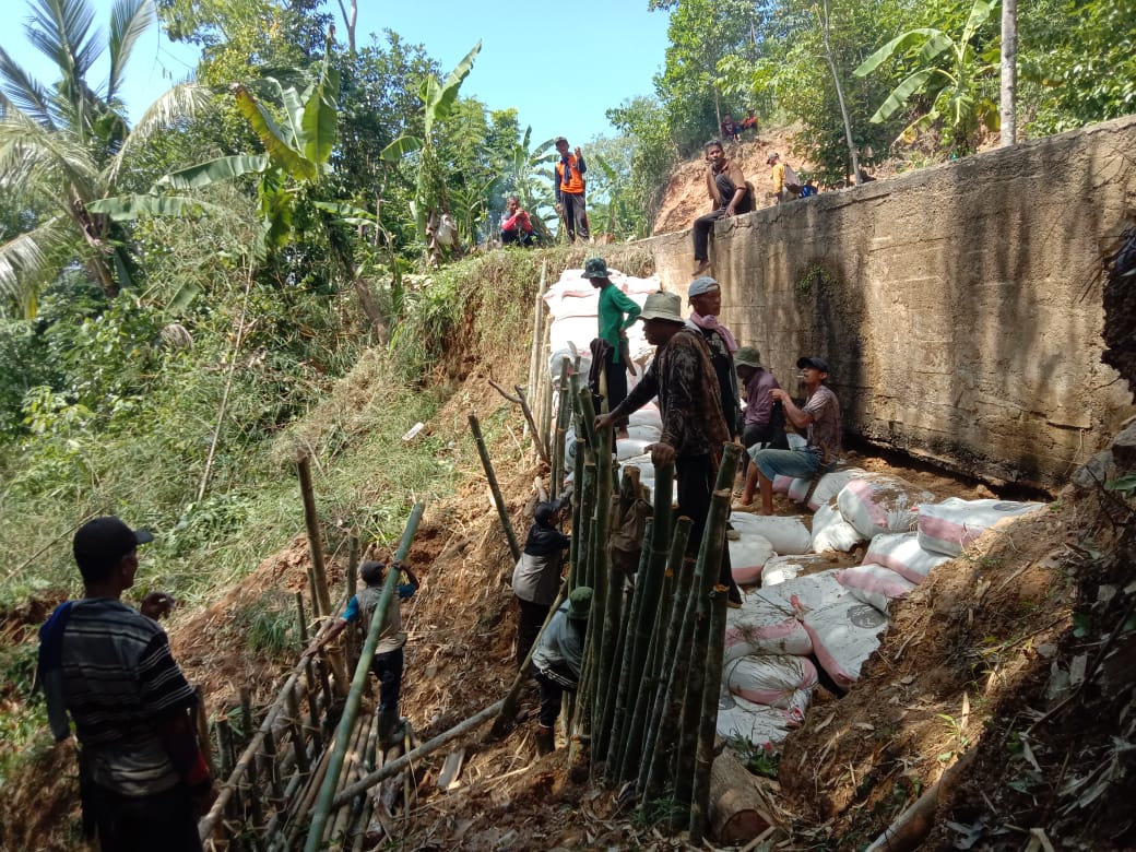 300 Hektare Sawah Terancam Kekeringan, Warga Tasikmalaya Gotong Royong Perbaiki Irigasi