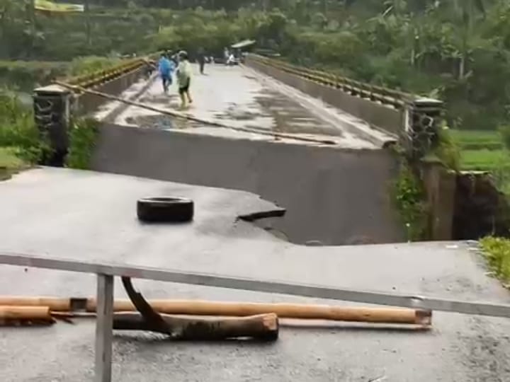 Detik-Detik 2 Desa di Tasikmalaya Terisolir Setelah Jalan Penghubung Jembatan Cigalontang-Sariwangi Putus