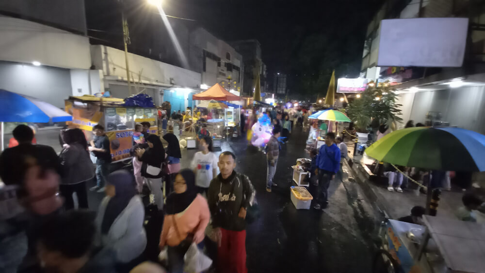 Malam Tahun Baru di Kota Tasikmalaya, Warga Mulai Padati Jalan HZ Mustofa, UMKM Ikut Meramaikan