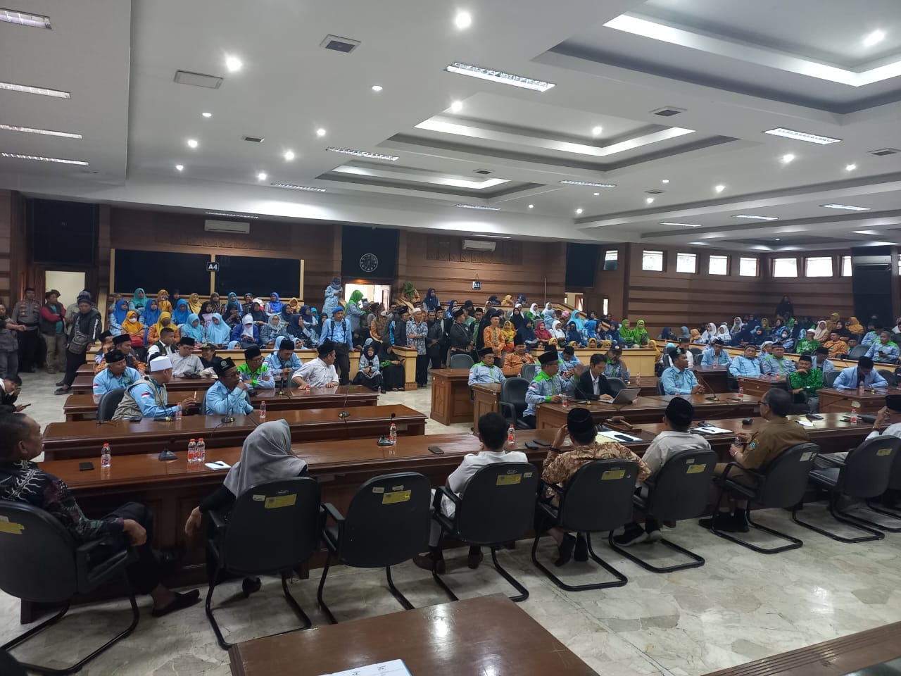 Ratusan Guru Madrasah Tasikmalaya Geruduk Gedung Dewan, Protes Kerja ASN 5 Hari Diterapkan