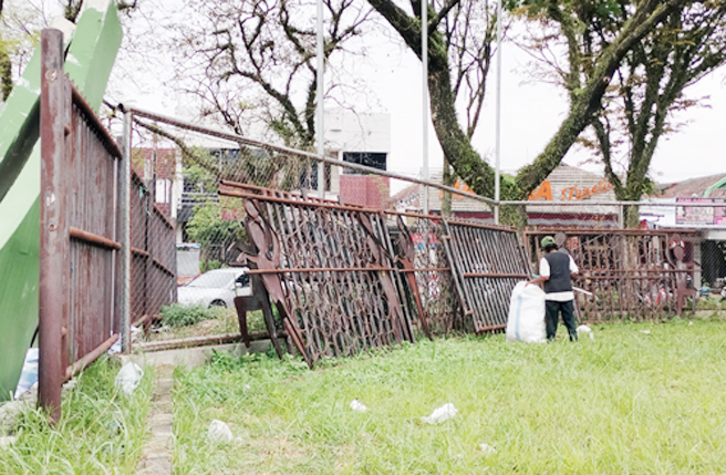 Pagar Lapangan Softball Dadaha Dibongkar