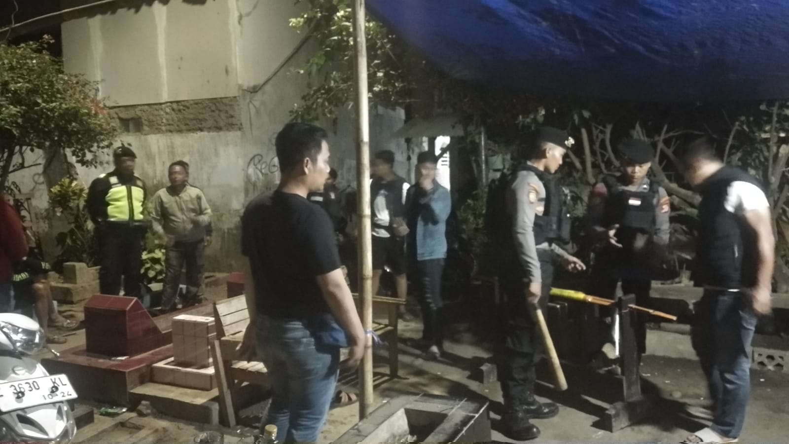Gerebek Judi Adu kemiri di Area Pemakaman Umum Tasikmalaya, Puluhan Penjudi Panik didatangi Polisi