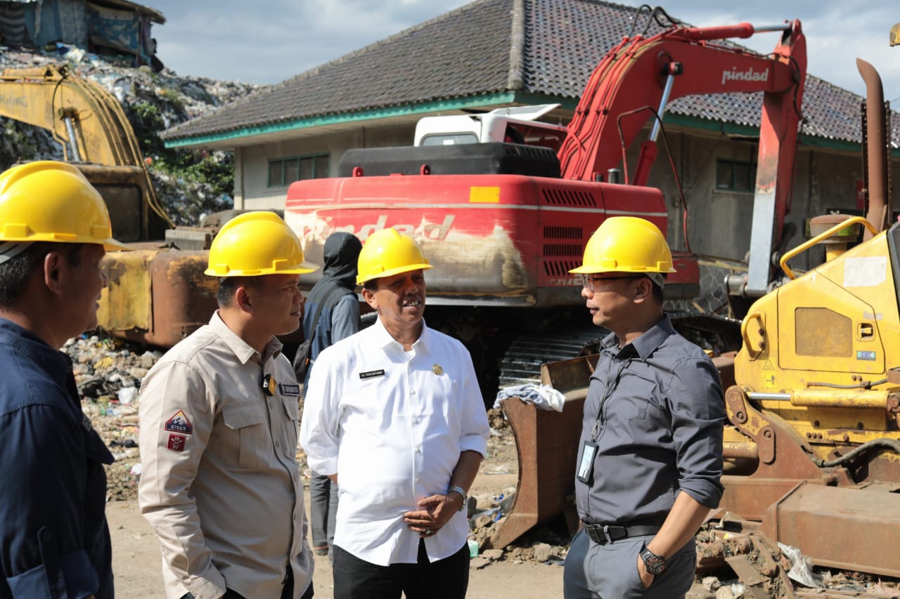 Pemkot Tasikmalaya Terima Bulldozer dari bjb untuk Optimalkan Pengelolaan Sampah