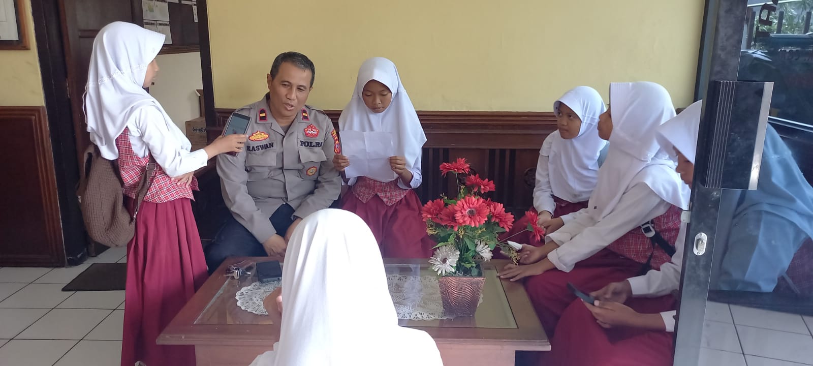 Polsek Indihiang Edukasi Siswa SD Negeri di Kota Tasikmalaya Tentang Peran Polisi