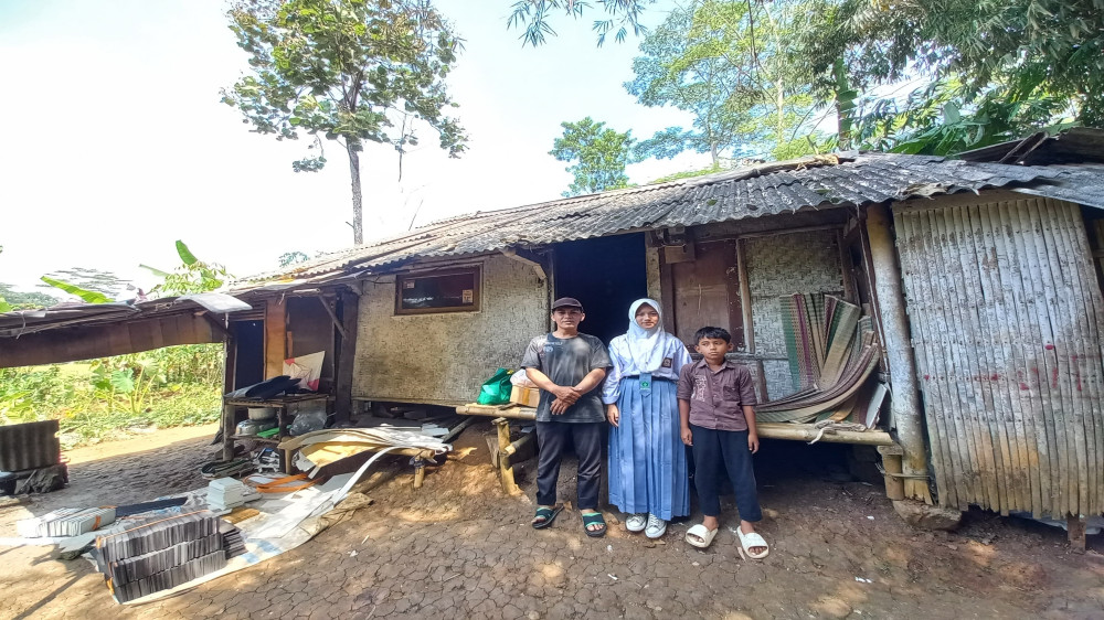 Kisah Sella Menanti Harapan: Remaja Yatim Piatu Tasikmalaya yang Bertahan Tinggal di Rumah Reyot