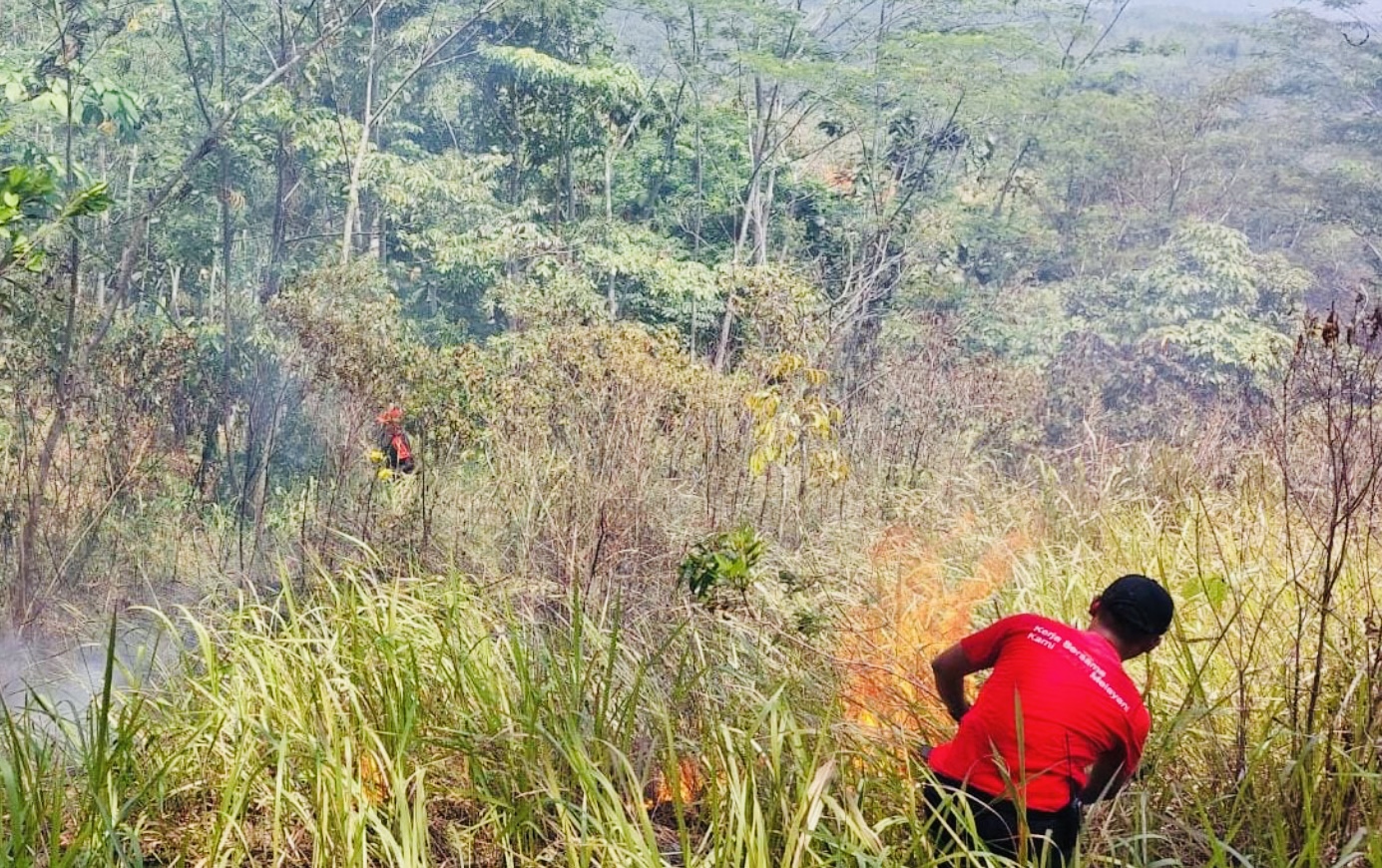 Aksi Heroik Pegawai Lapas Klas IIB Kota Banjar, Hanya Gunakan Ranting untuk Padamkan Api yang Membakar Lahan 