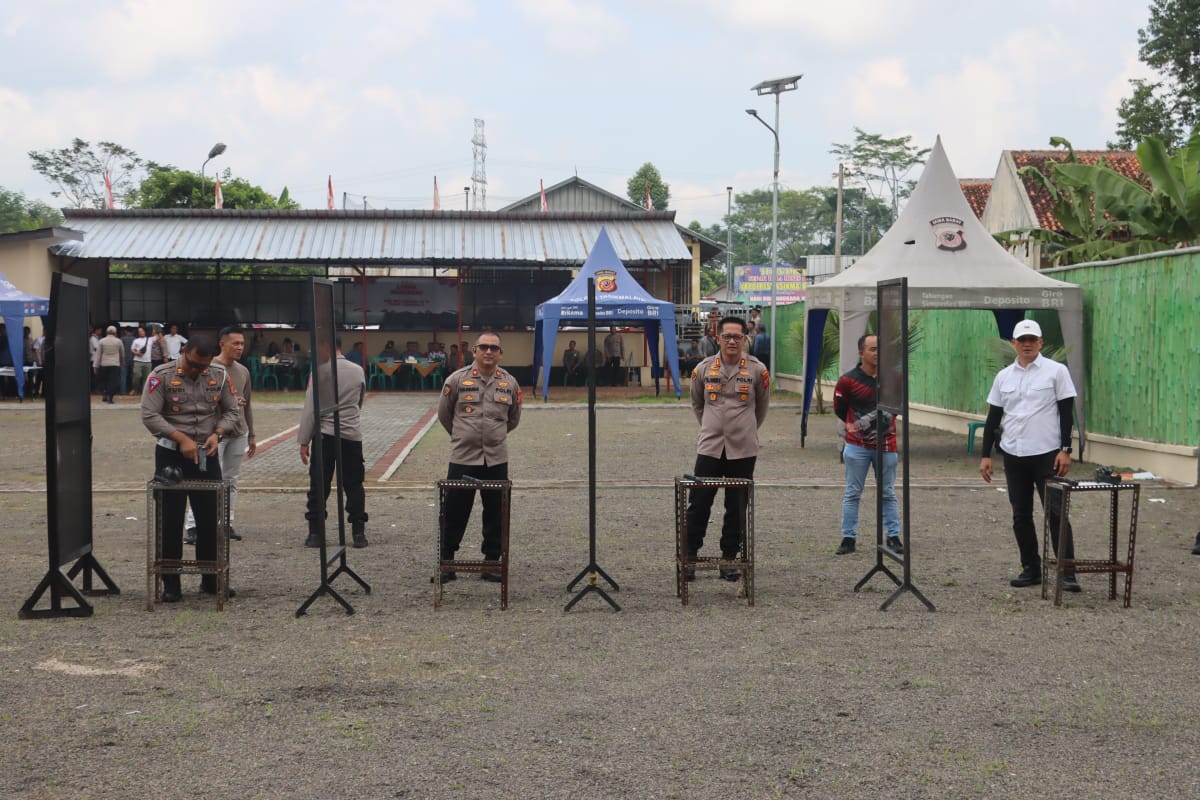 Asah Kemampuan, Puluhan Anggota Polisi Polres Tasikmalaya Ikut Lomba Menembak