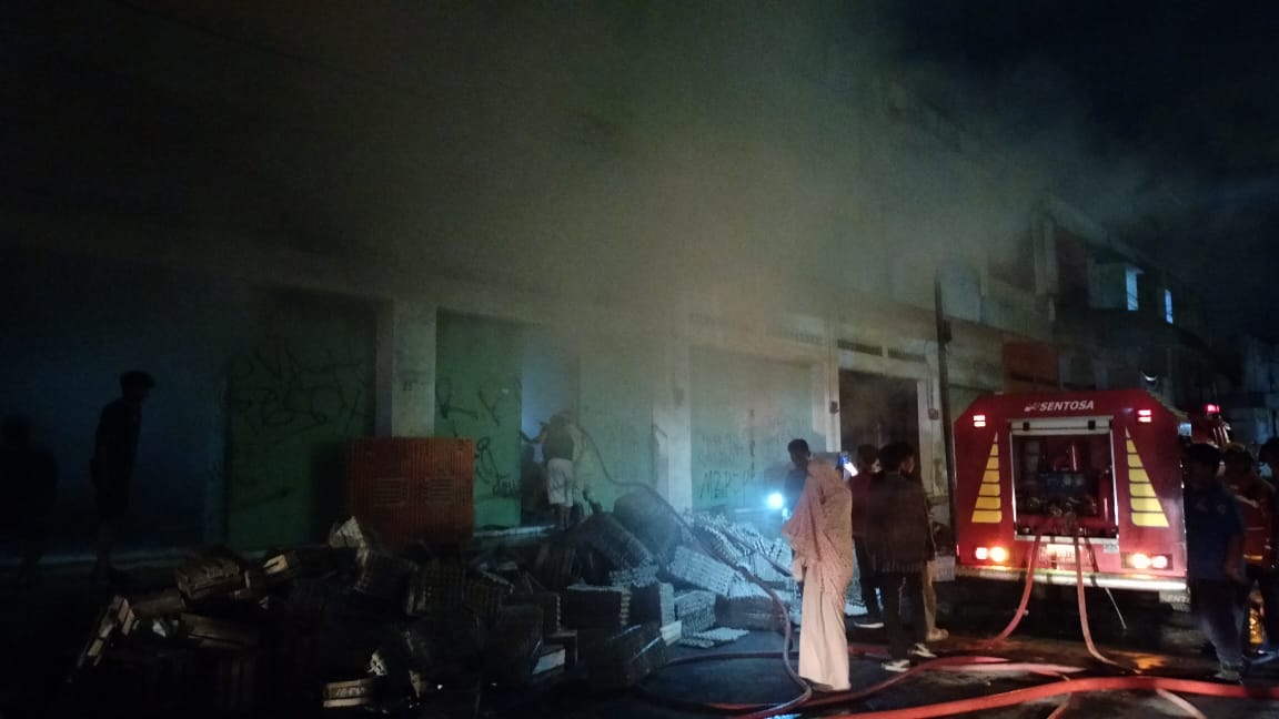 Polisi Turun Tangan Usut Penyebab Kebakaran Gudang Telur dan Beras di Ruko Permata Cikurubuk 