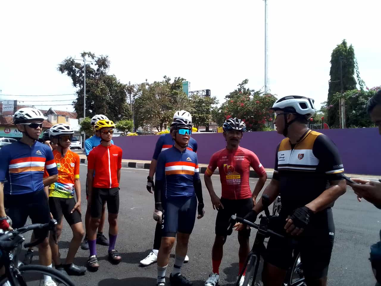 Rombongan Azrul Ananda dan Kadal Cycling Club tiba Ciamis, Tasik Roadbike Community dan 4 Atlet Ikut Gowes