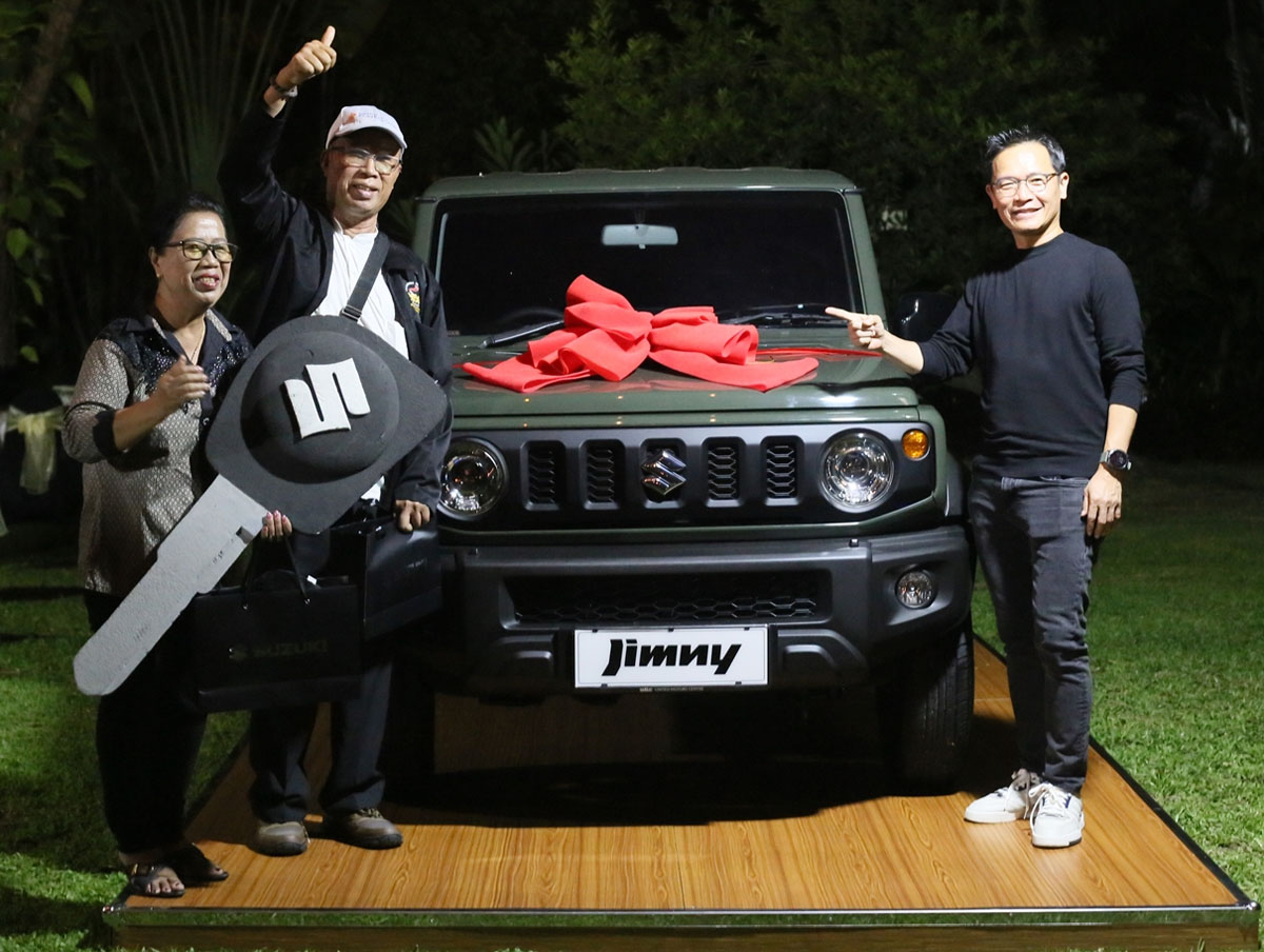 Suzuki Serahkan Jimny kepada Pemenang Undian Test Drive Hybrid