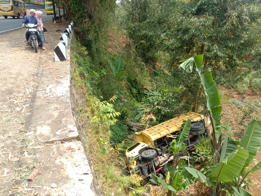 Truk Masuk Jurang di Tasikmalaya, Ayah dan Anak Jadi Korban