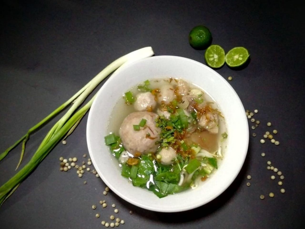 Bikin Ngiler! Bakso Mas Sabar Soreang, Nikmati Bakso Lezat Sambil Duduk Lesehan di Pinggir Sawah