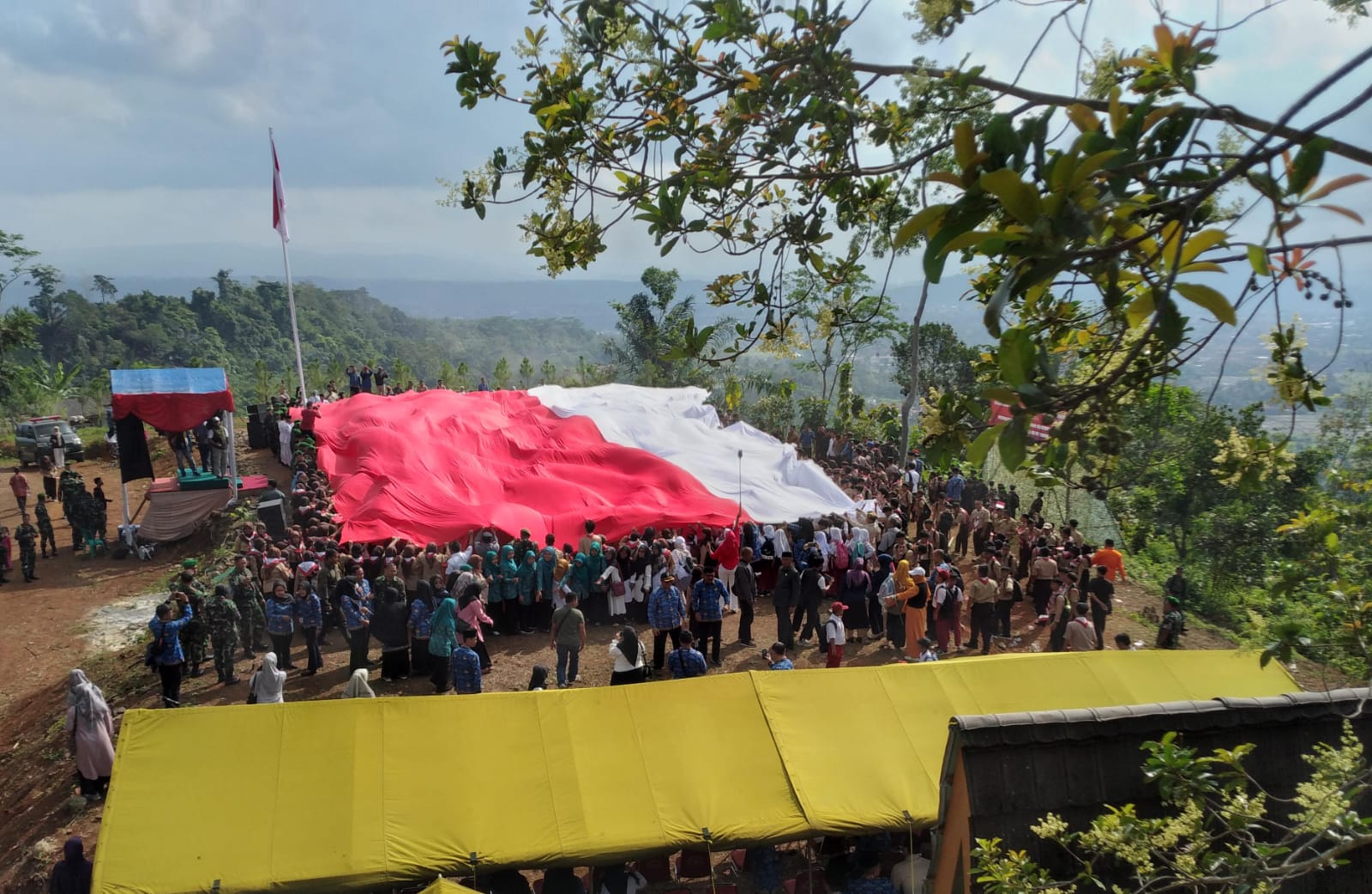 Sambut Hari Kemerdekaan, Bentangkan Bendera Raksasa di Lembah Pajamben Kota Banjar