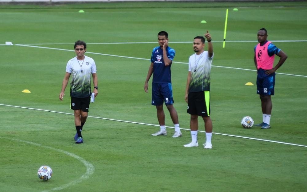 Jelang Laga Perdana Liga 1 Melawan Madura United, Pelatih Persib Bandung Matangkan Visi Bermain