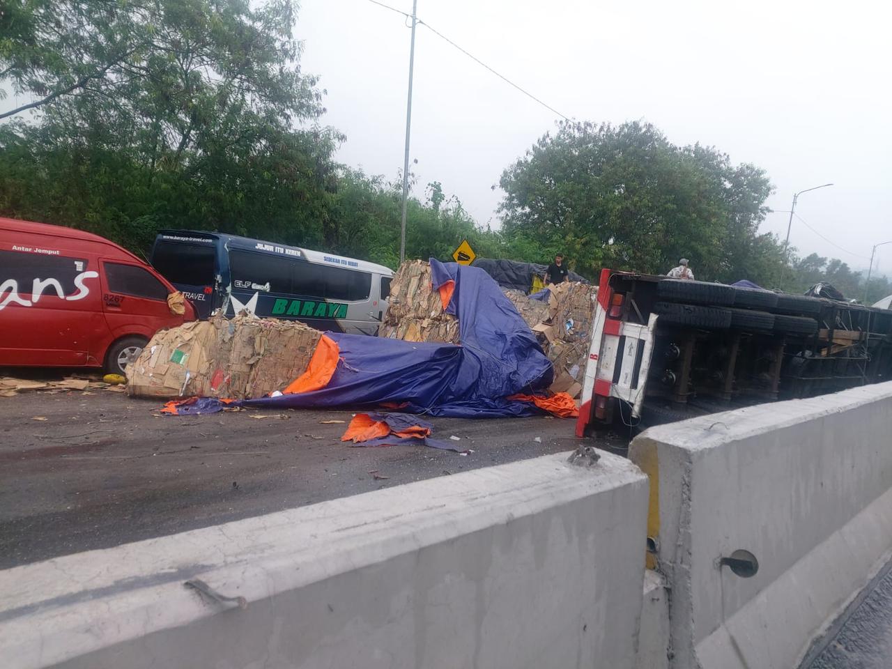 Kecelakaan Beruntun di Tol Cipularang KM 92: Jasa Marga dan Tim Gabungan Terus Lakukan Evakuasi