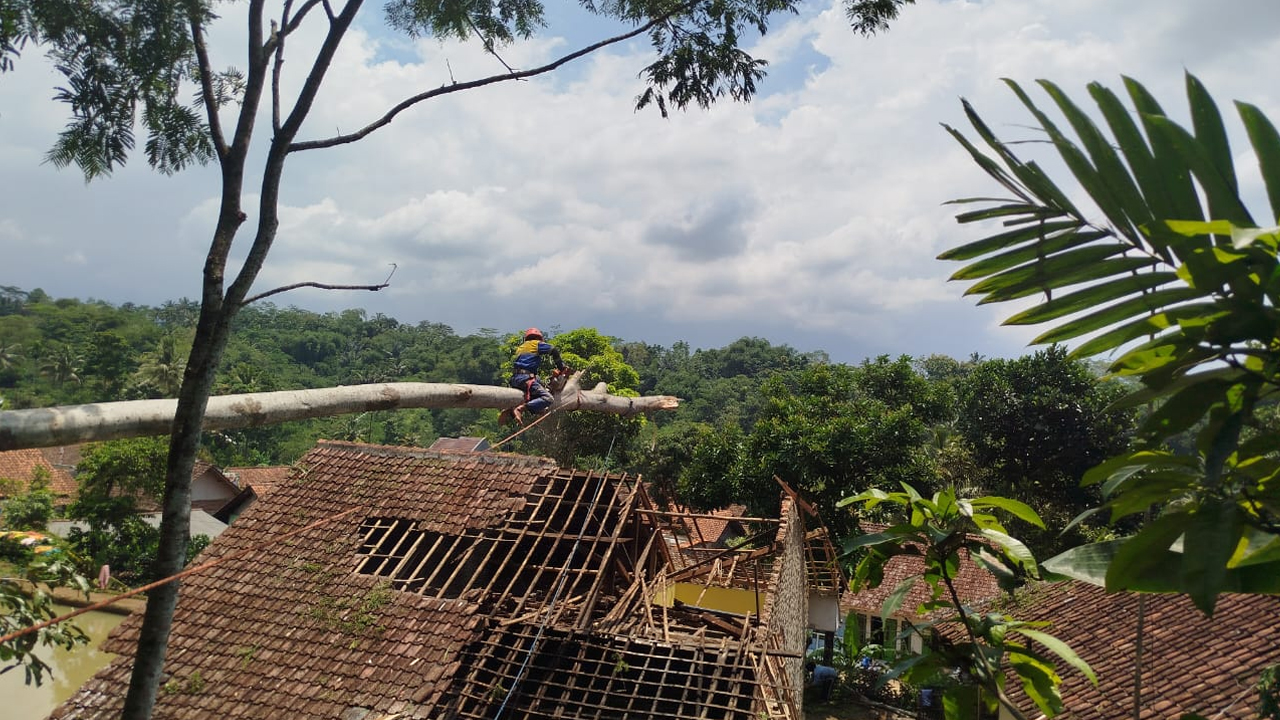 Sejak Awal Tahun 2025, 40 Bencana Melanda Kabupaten Tasikmalaya, Salah Satunya Pergerakan Tanah di Cineam