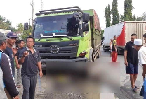 Bonceng Motor Bertiga, Satu ABG Tewas Tergilas Truk, 2 Lainnya Selamat