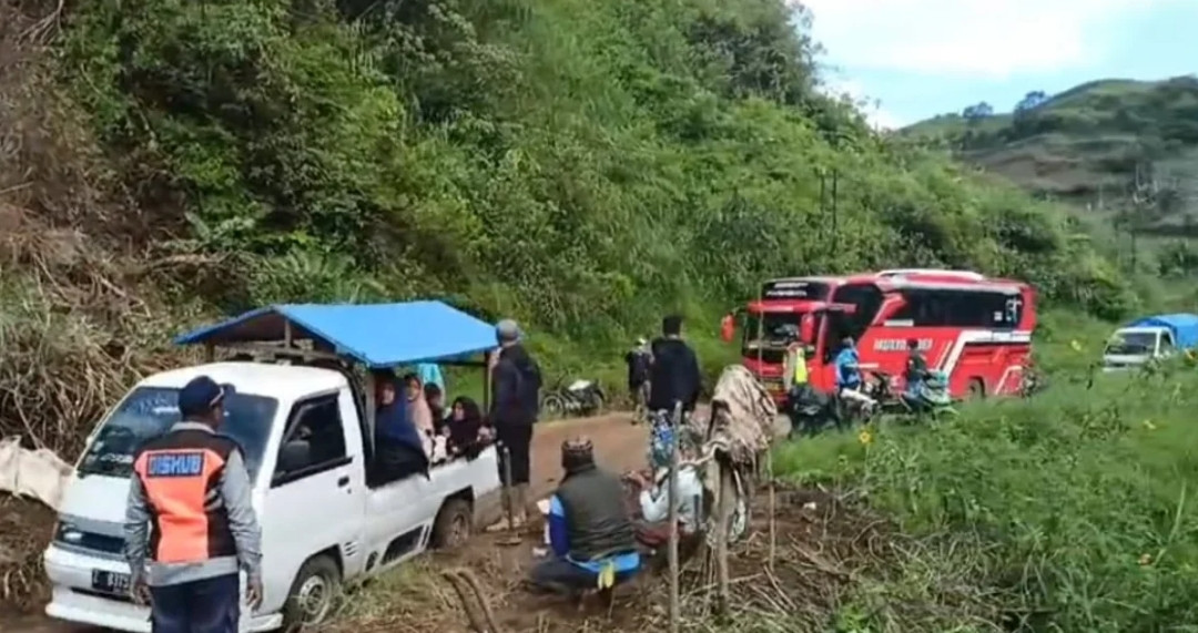 Longsor Garut Membuat Arus Lalu Lintas di Jalan Banjarwangi-Singajaya Terhambat