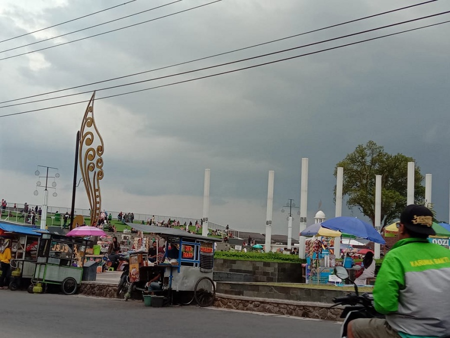 PKL kembali Berjualan ke Lokasi Taman Alun-alun Singaparna
