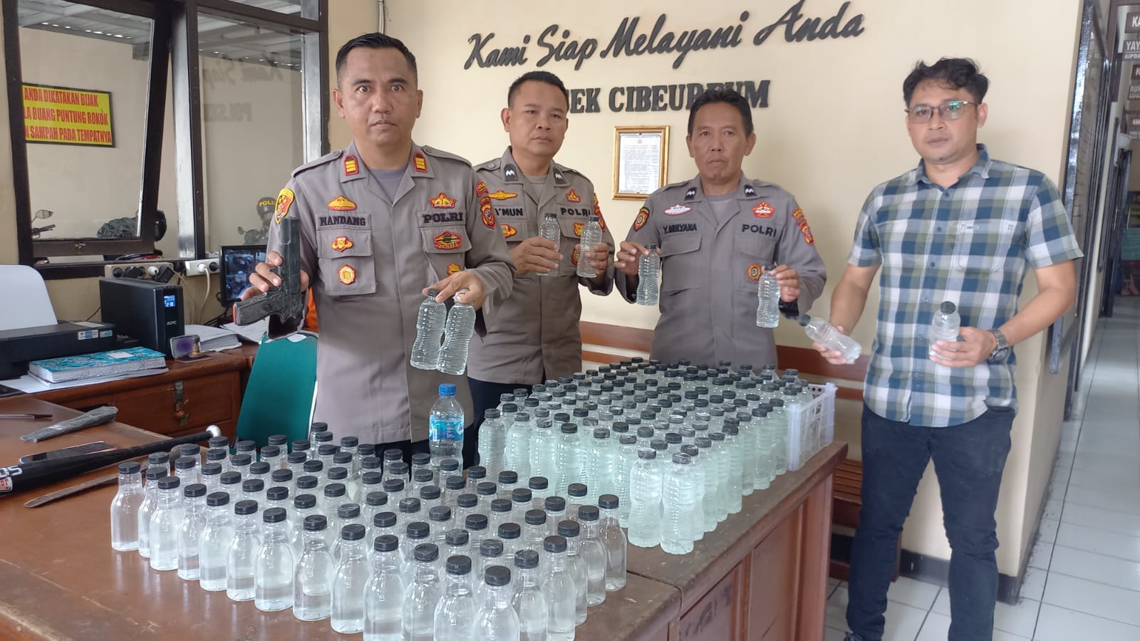 Polisi Gerebek Rumah Produksi Ciu Kemasan Botol Mineral di Tasikmalaya, 3 Penjual dan Pengemas diamankan