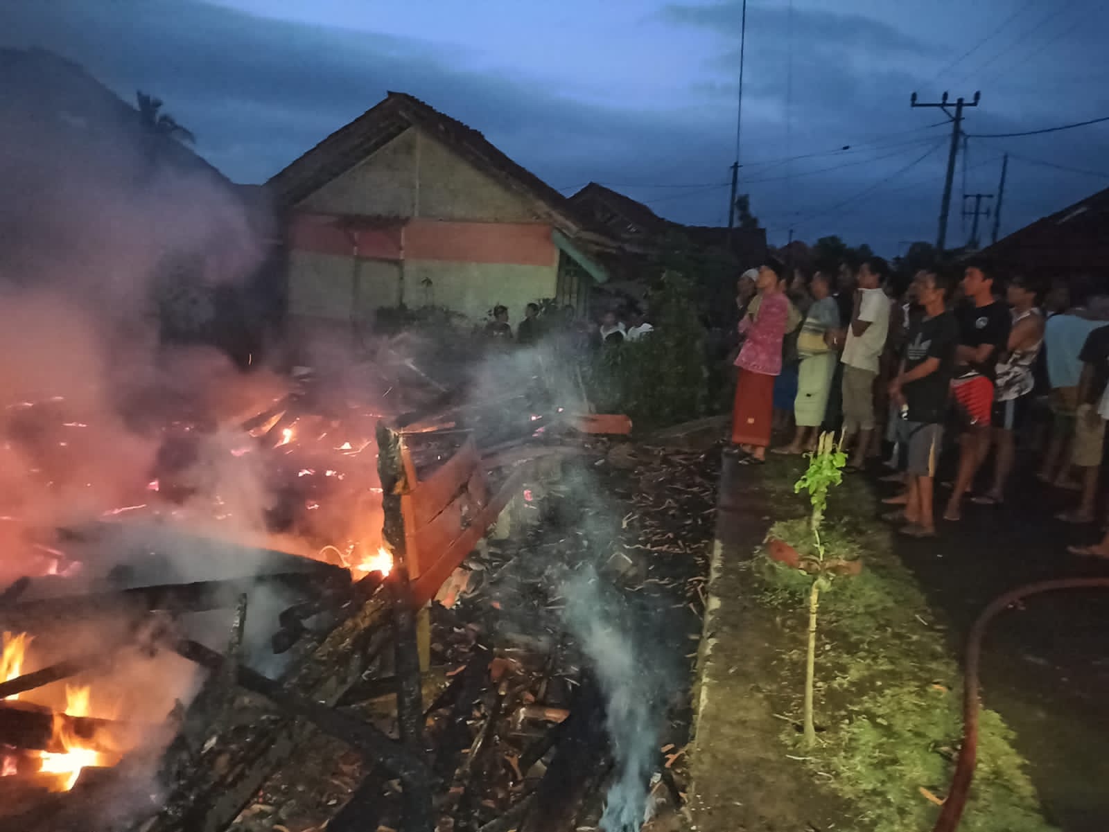 Bencana Kebakaran di Cigalontang Tasikmalaya, 2 Rumah Panggung dan 3 Sepeda Motor Hangus Dilahap Api