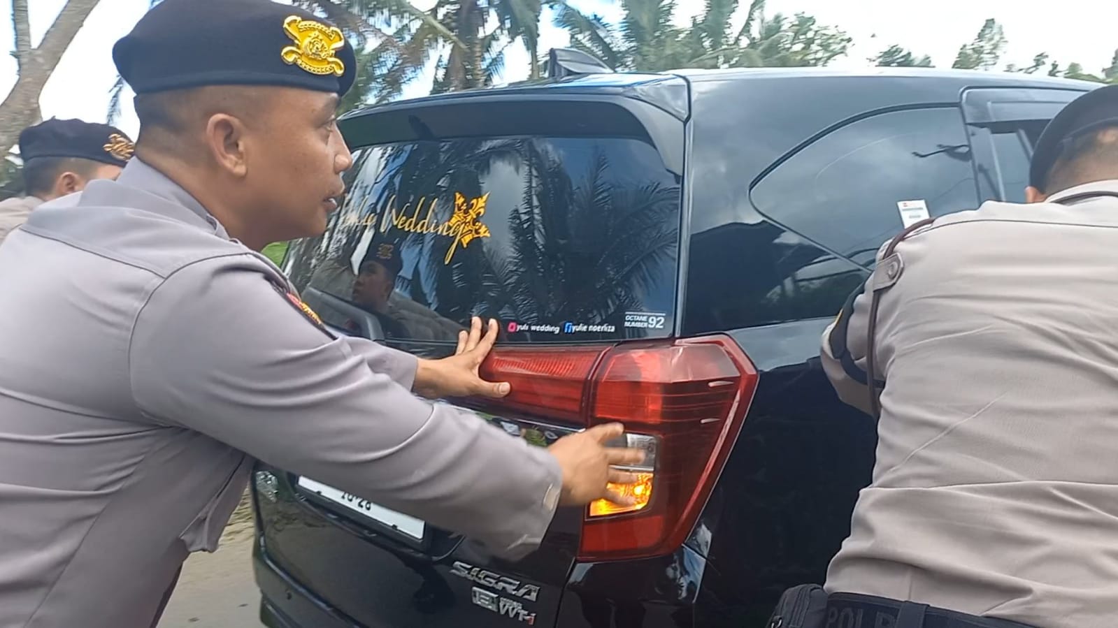 Mobil Wisatawan Tak Kuat Nanjak di Jalan Menuju Gunung Galunggung saat Libur Lebaran 2024