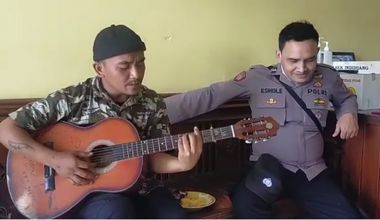 Pria yang Tiduran di Tengah Jalan RE Martadinata, Tasik, Nyanyi Lagu Ini di Polsek Indihiang
