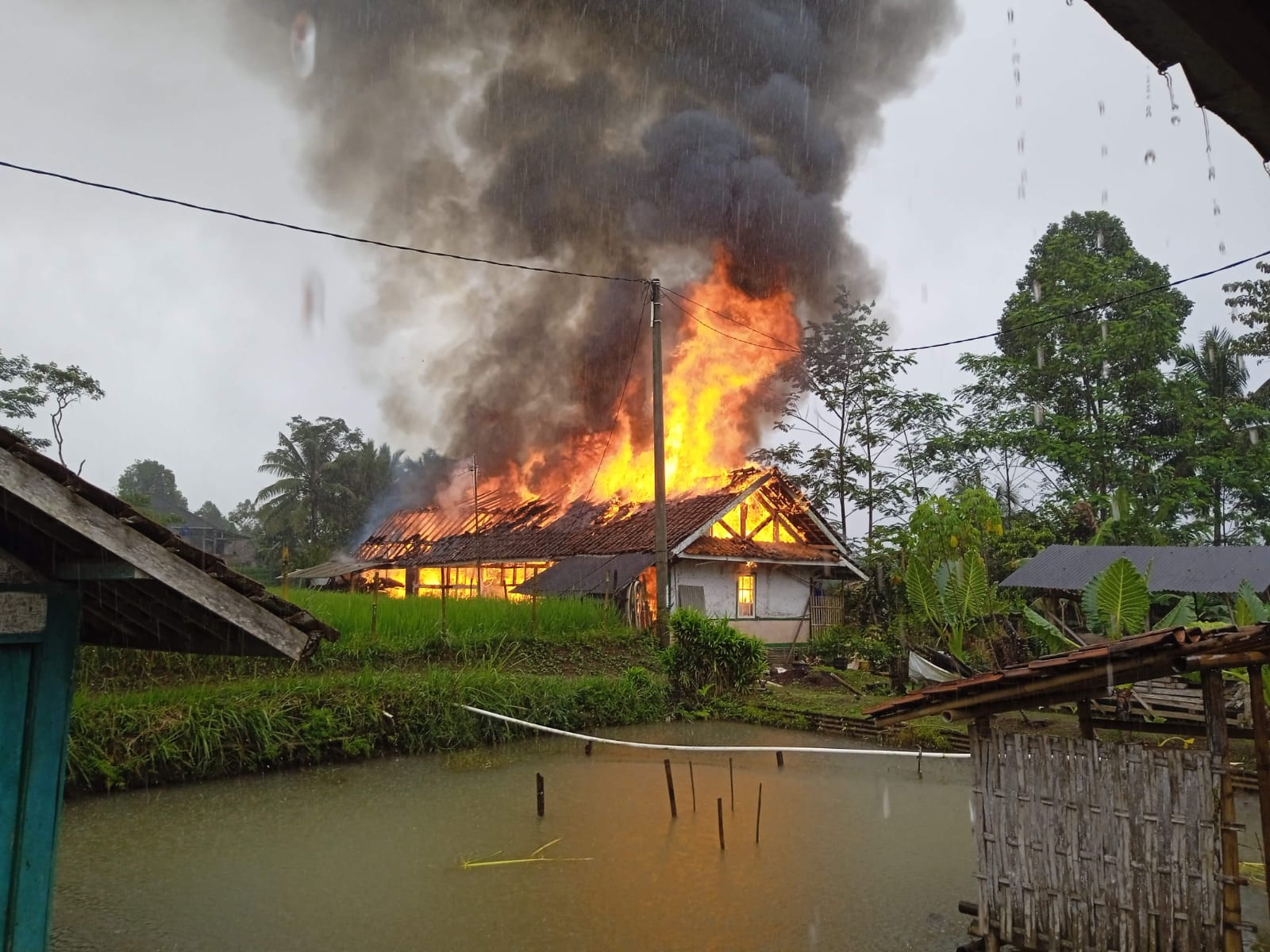 1 Jam Rumah Guru Ludes Terbakar, Kerugian Mencapai Rp100 Juta 