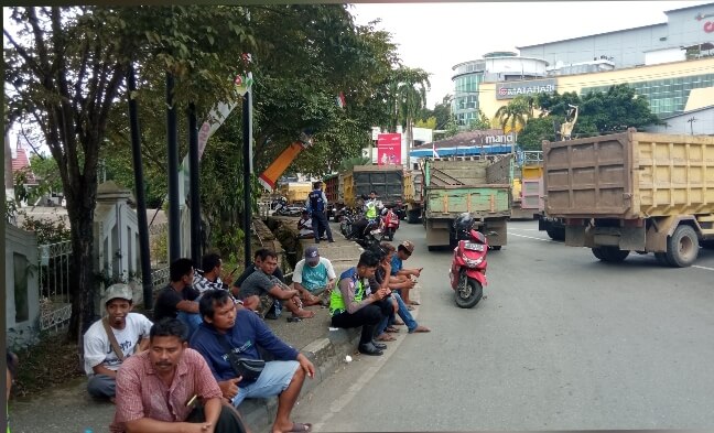 Ratusan Sopir Truk Demo ke Balai Kota Karena Merasa Dipersulit Disbhub untuk   Lakukan Uji KIR 