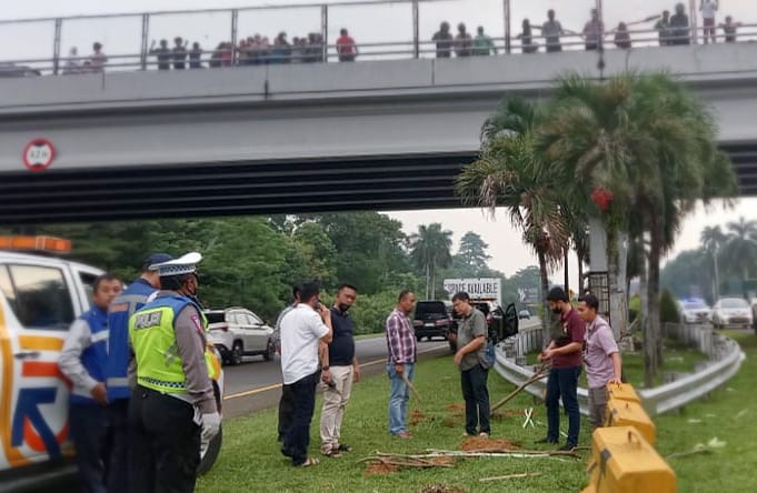 Polisi Telusuri Penyebab Pria Tua Tewas di Pinggir Tol Jagorawi