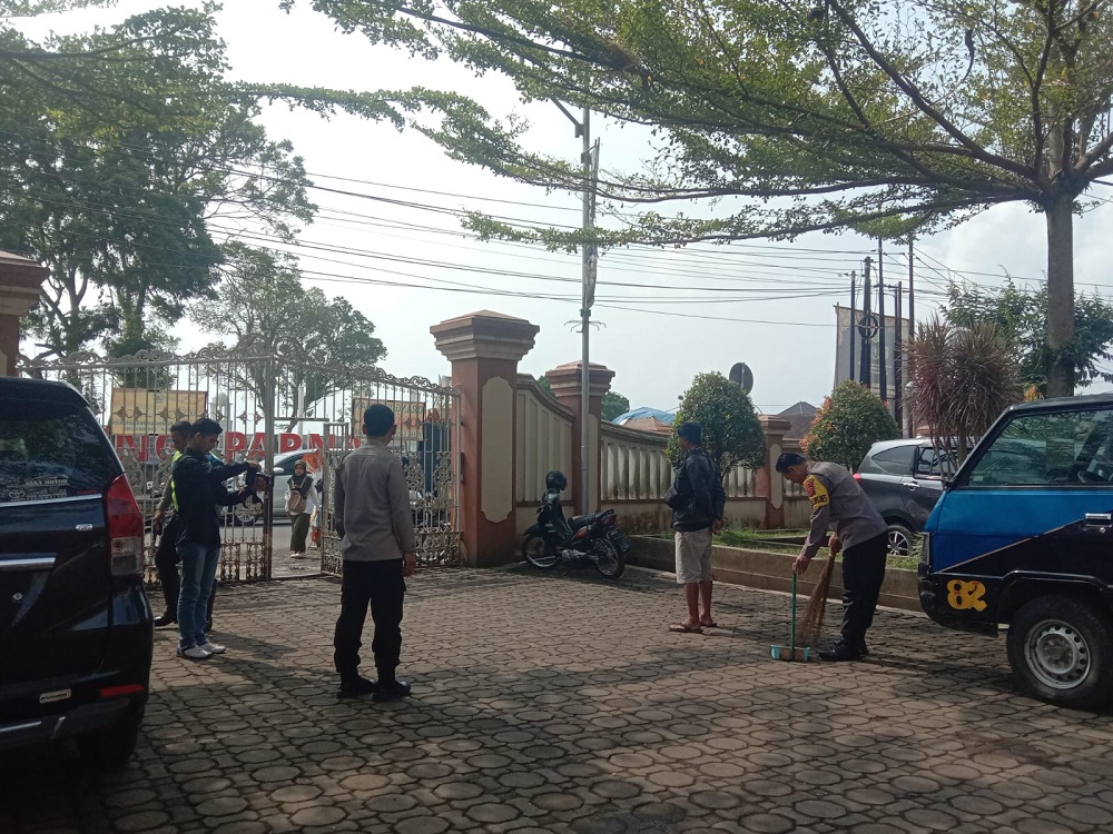 Mengisi Waktu Munggahan, Polres Tasikmalaya Bersih-bersih Masjid