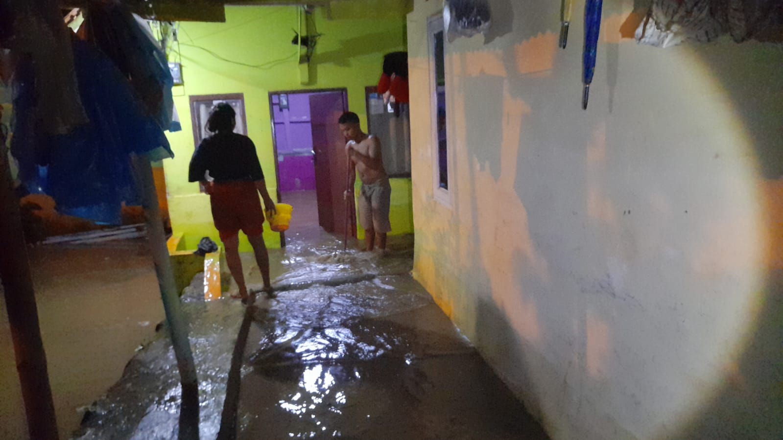 Debit Air Sungai Ciloseh Tasikmalaya Mulai Naik, 6 Rumah Kebanjiran di Dua Lokasi Berbeda 