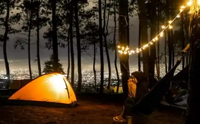 Bukit Moko Tempat Camping di Bandung , Suasana Malam dan Gemerlap Lampu Kota Bandung dari Puncak Bukit