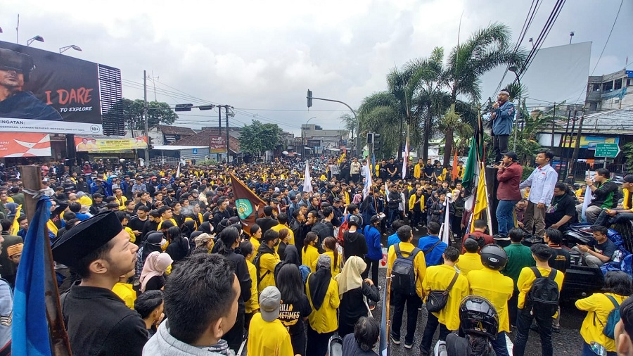 Ribuan Mahasiswa dan Pelajar Kuasai Simpang Jati, Demo Tolak Harga BBM Naik