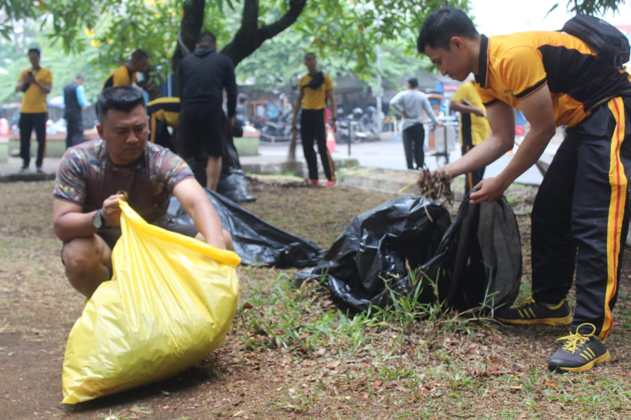 Wujudkan Kota Tasikmalaya yang Bersih, TNI-Polri dan Komunitas Freekitiw Lakukan Aksi Pungut Sampah 