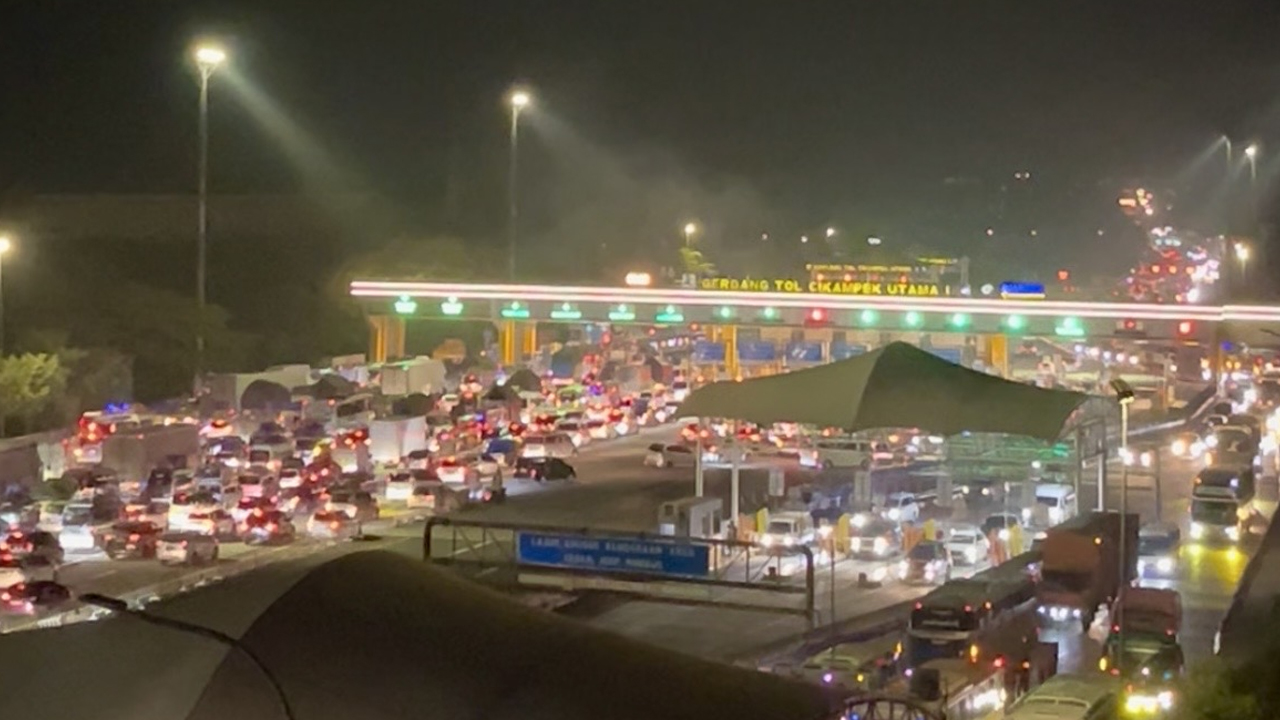 UPDATE Arus Mudik Mulai Padat di GT Cikampek Utama, 51.489 Kendaraan Tinggalkan Jakarta