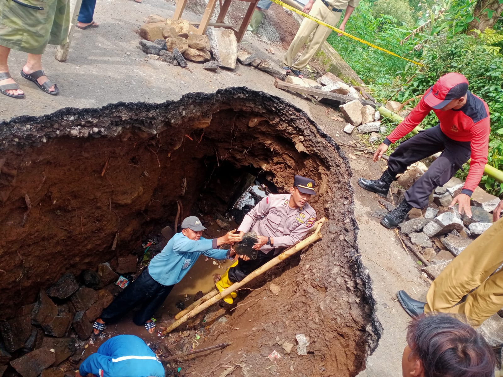 Perbaiki Jalan Amblas Penghubung Antara Nangela-Ciawi Tasikmalaya, Polsek Jamanis dan Warga Gotong Royong