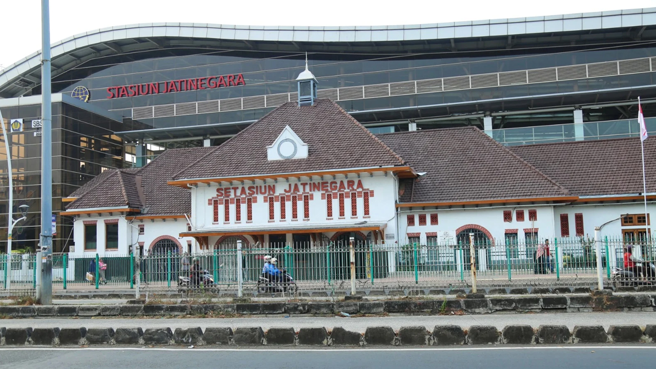 Resmi Kereta Api Berhenti di Stasiun Jatinegara hingga 2 September 2025