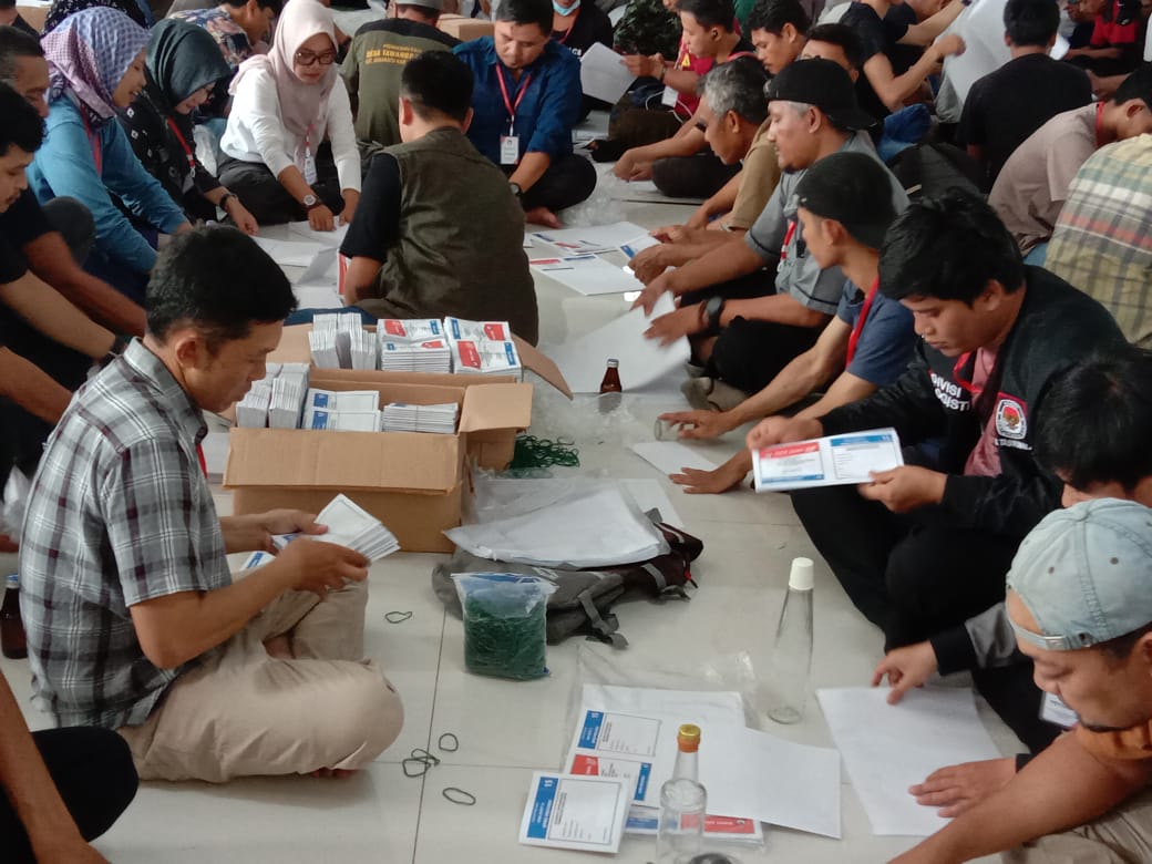 7,2 Juta Surat Suara Pemilu di Kabupaten Tasikmalaya Disortir, Masih Ada Petugas yang Kebingungan Cara Melipat