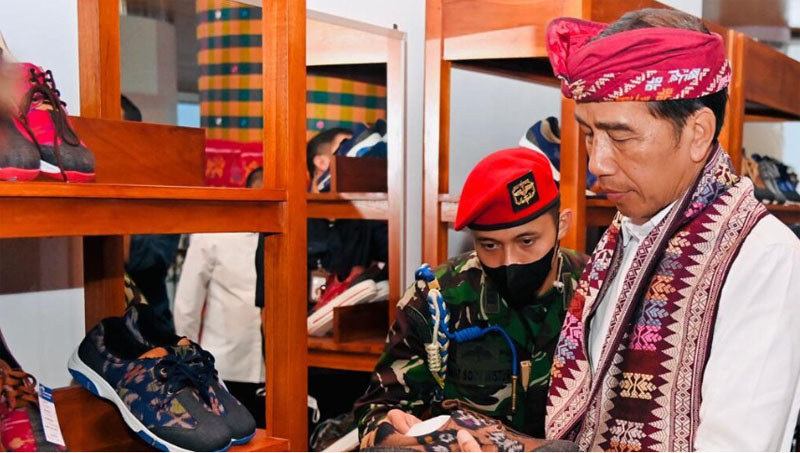 Ini Sepatu Baru Presiden Jokowi, Penasaran Kan?