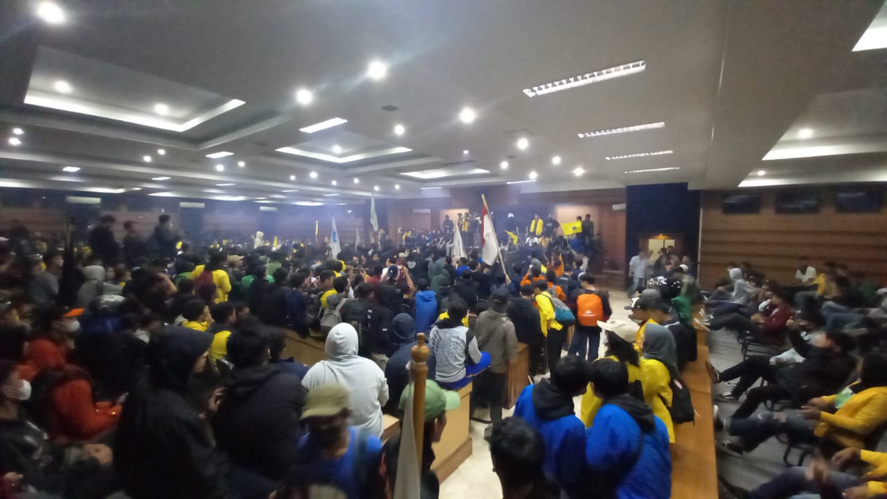 Setelah Kuasai Simpang Jati, Massa Masuk Gedung DPRD Angkut 45 Kursi dan Mimbar ke Jalan RE Martadinata