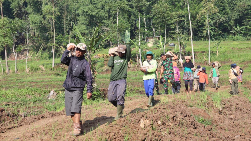 Ketika TNI Turun ke Kabupaten Garut Bangun Jalan Poros Lebih dari 4 Kilometer untuk Mudahkan Akses Masyarakat