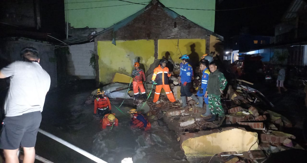 Ketika Rumah Lansia di Kota Tasikmalaya Ambruk ke Sungai, Warga Berjuang Melawan Hujan dan Gelapnya Evakuasi