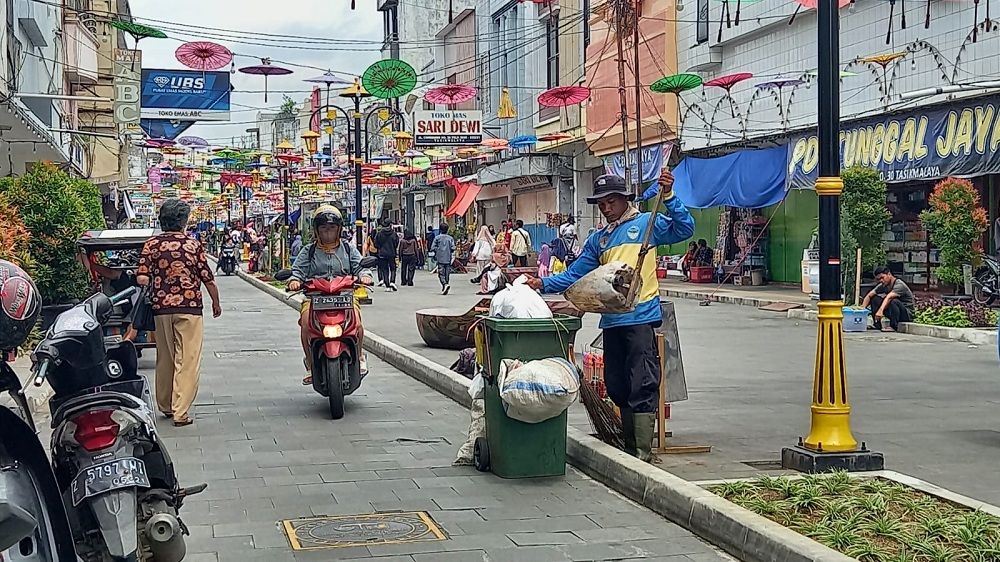 Bikin Petugas Kebersihan DLH Kewalahan, Sampah Berserakan di Pedestrian Cihideung Usai Malam Mingguan