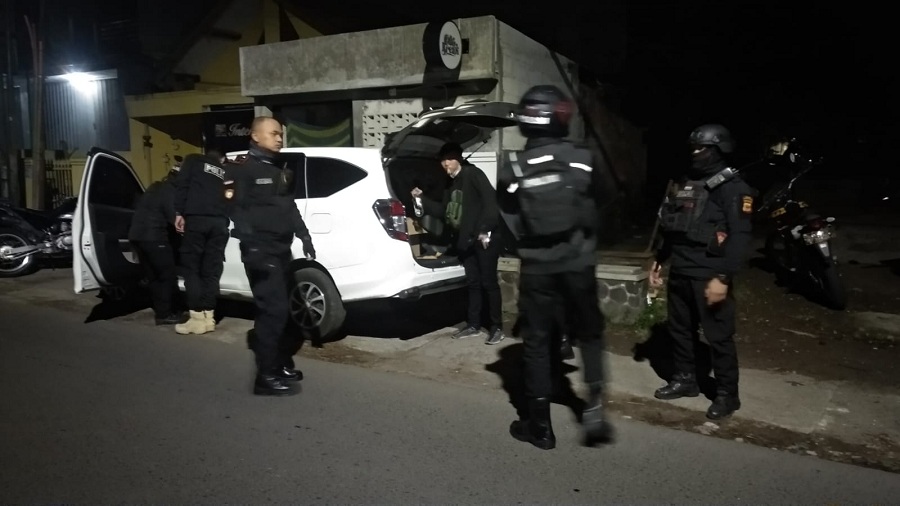 Mencurigakan! Akhirnya Ketahuan Juga, Mobil Minibus Parkir di Jalan BKR Langsung Ditindak